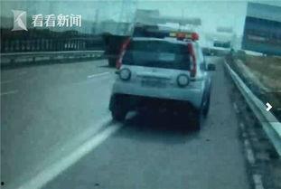 警察抓人路人吃瓜視頻,路人圍觀，吃瓜群眾現場直播