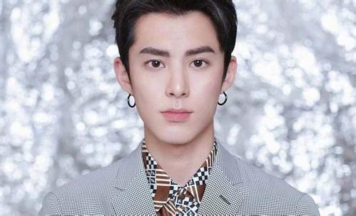 王鶴棣片場代拍吃瓜視頻,幕后趣事曝光