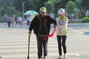 老人拄拐吃瓜視頻